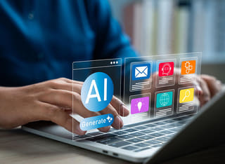 Principiante nelle criptovalute che studia i fondamenti del trading automatico con AI