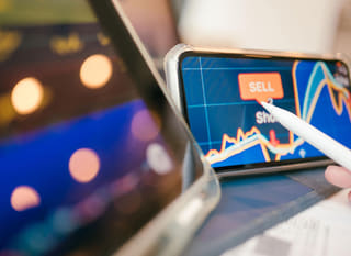 Operatore attivo su più mercati che valuta le opzioni su Bitcoin, Ethereum e forex
